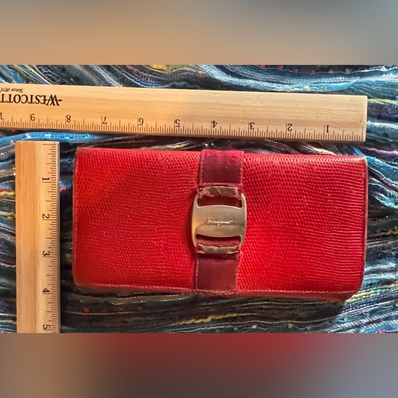 Red leather Salvatore Ferragamo long wallet. Apx 8 x 4“. Vintage condition. - Picture 11 of 14
